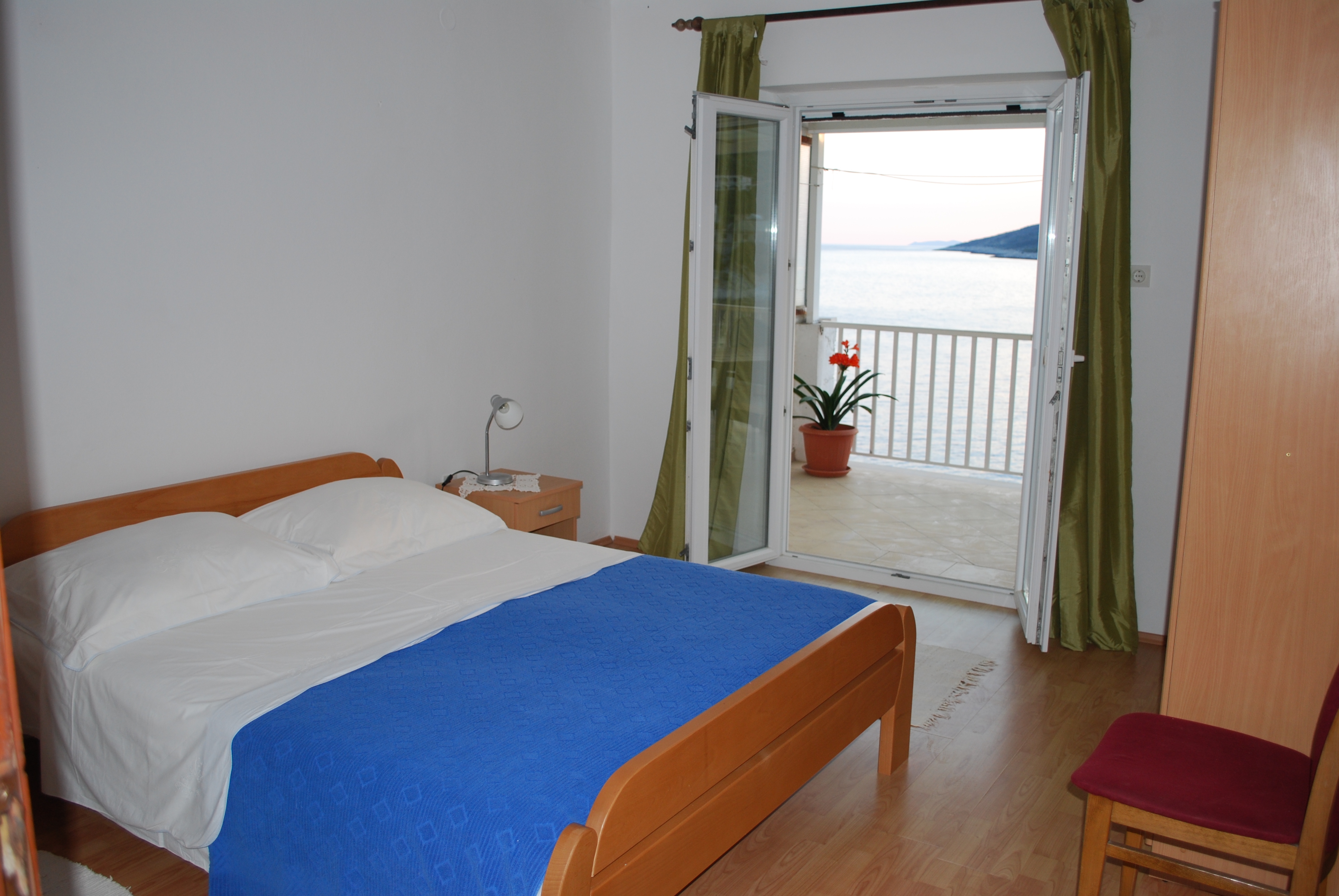 Three bedroom apartment near beach Zavalatica, Korčula  A-a