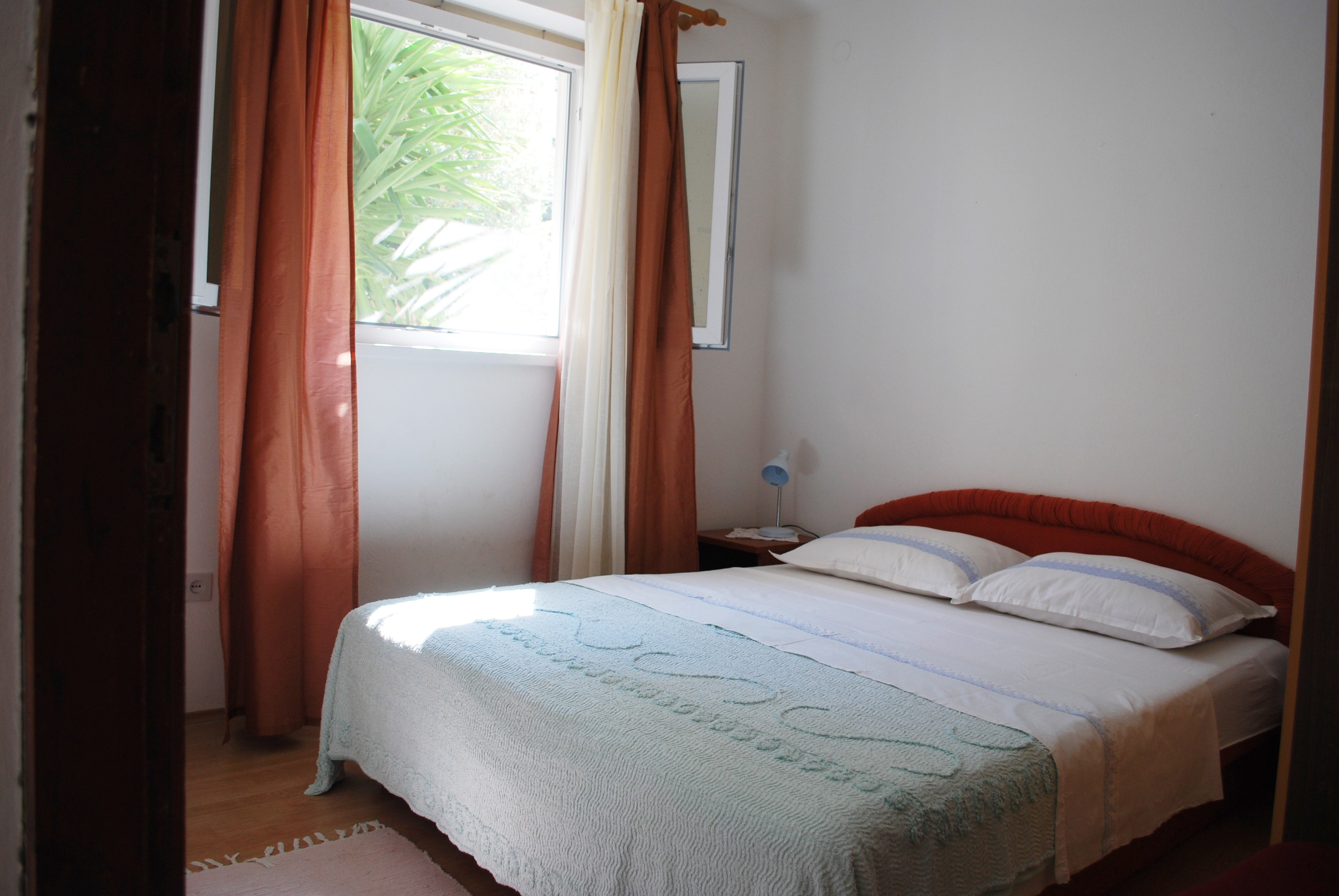 Three bedroom apartment near beach Zavalatica, Korčula  A-a