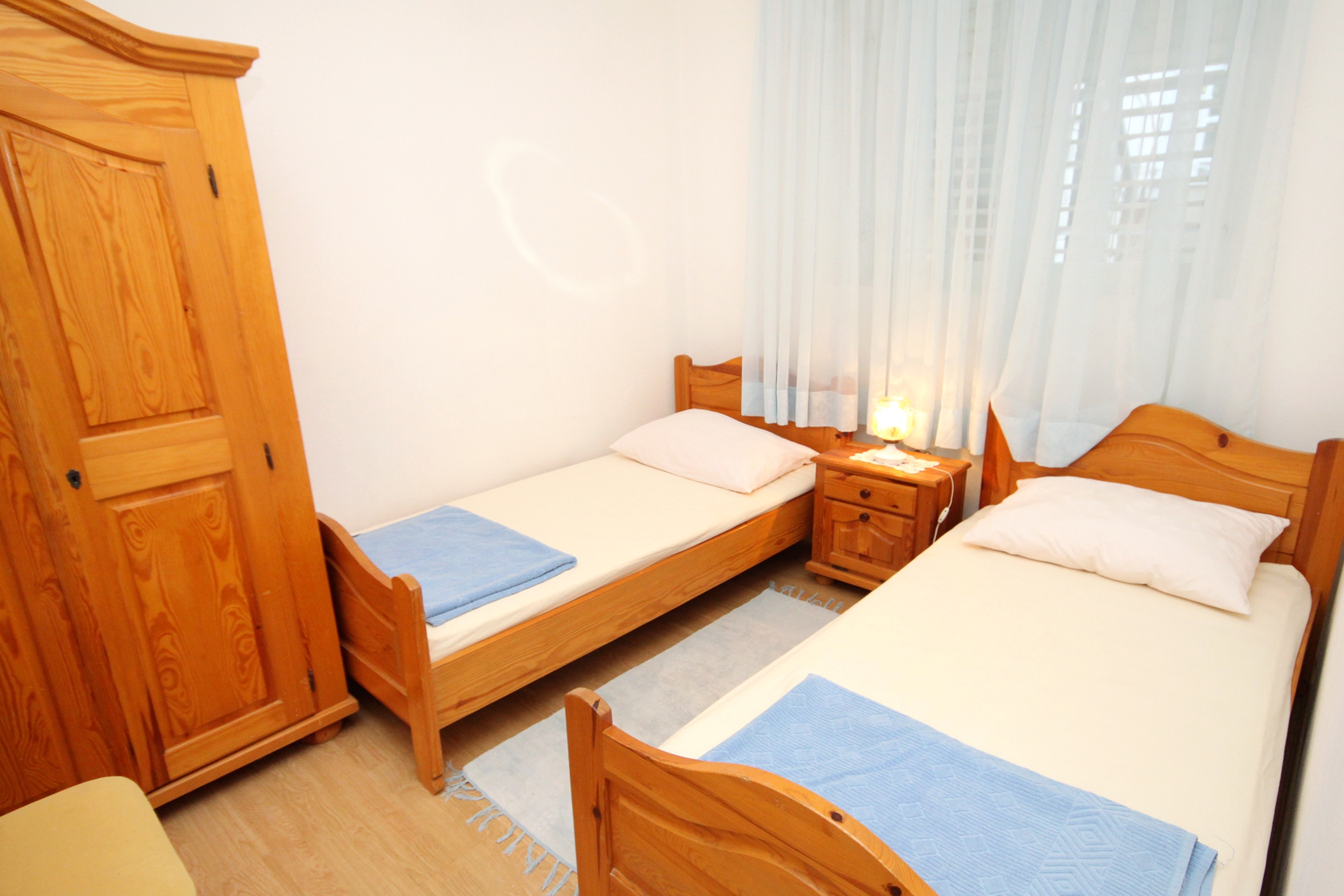 Three bedroom apartment near beach Zavalatica, Korčula  A-a