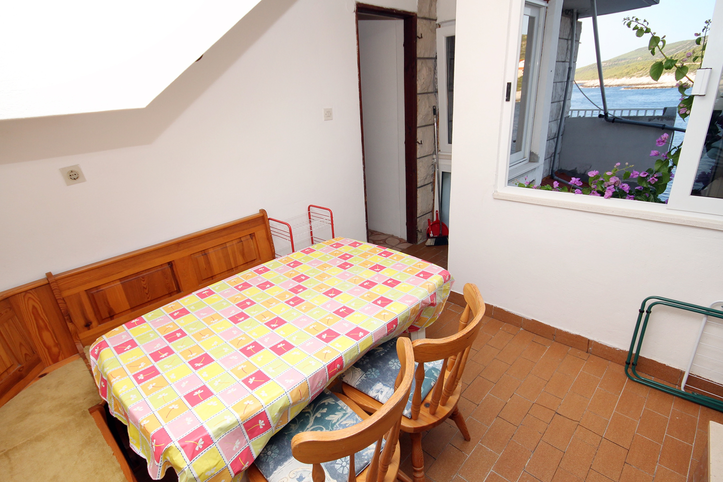 Three bedroom apartment near beach Zavalatica, Korčula  A-a