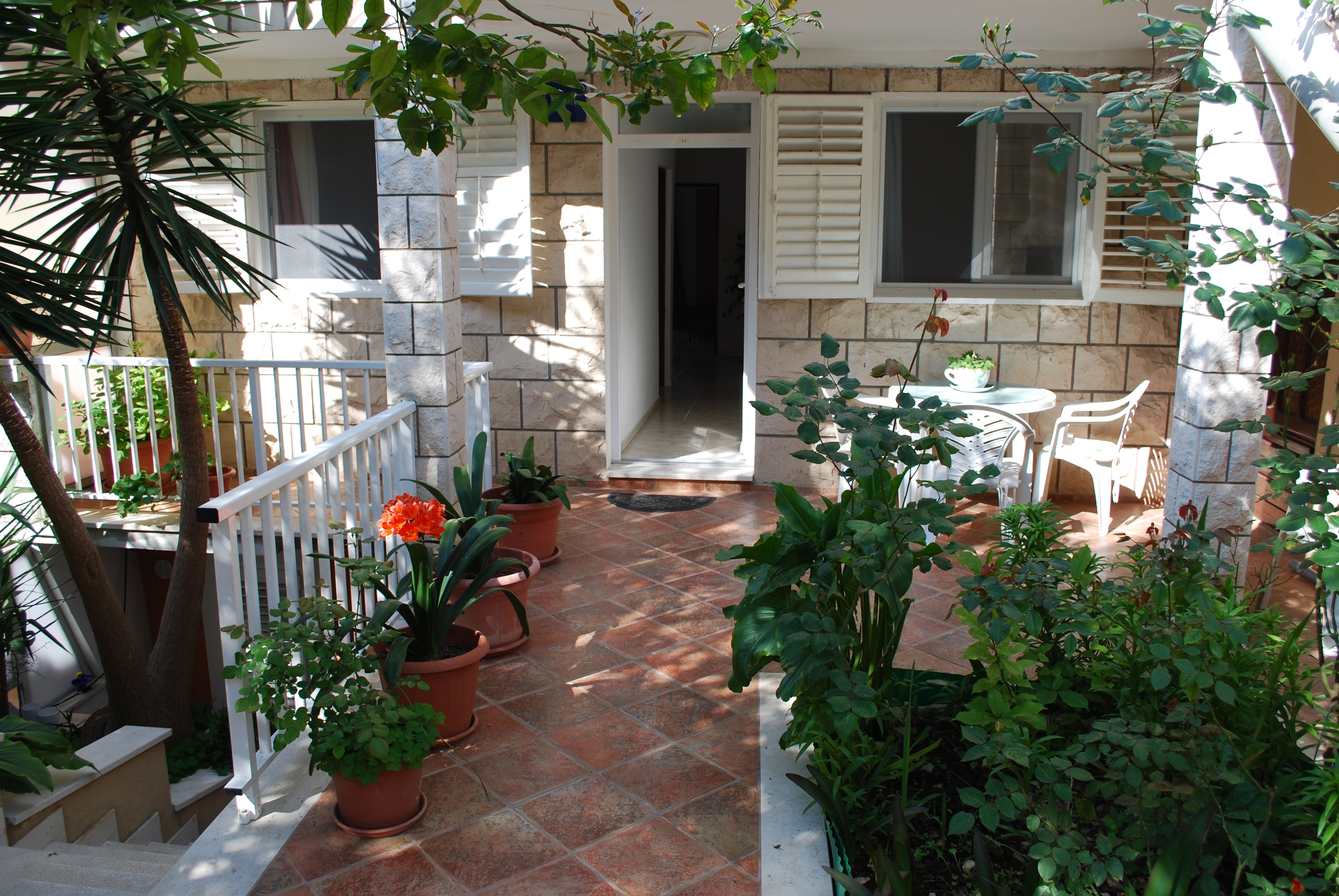 Three bedroom apartment near beach Zavalatica, Korčula  A-a