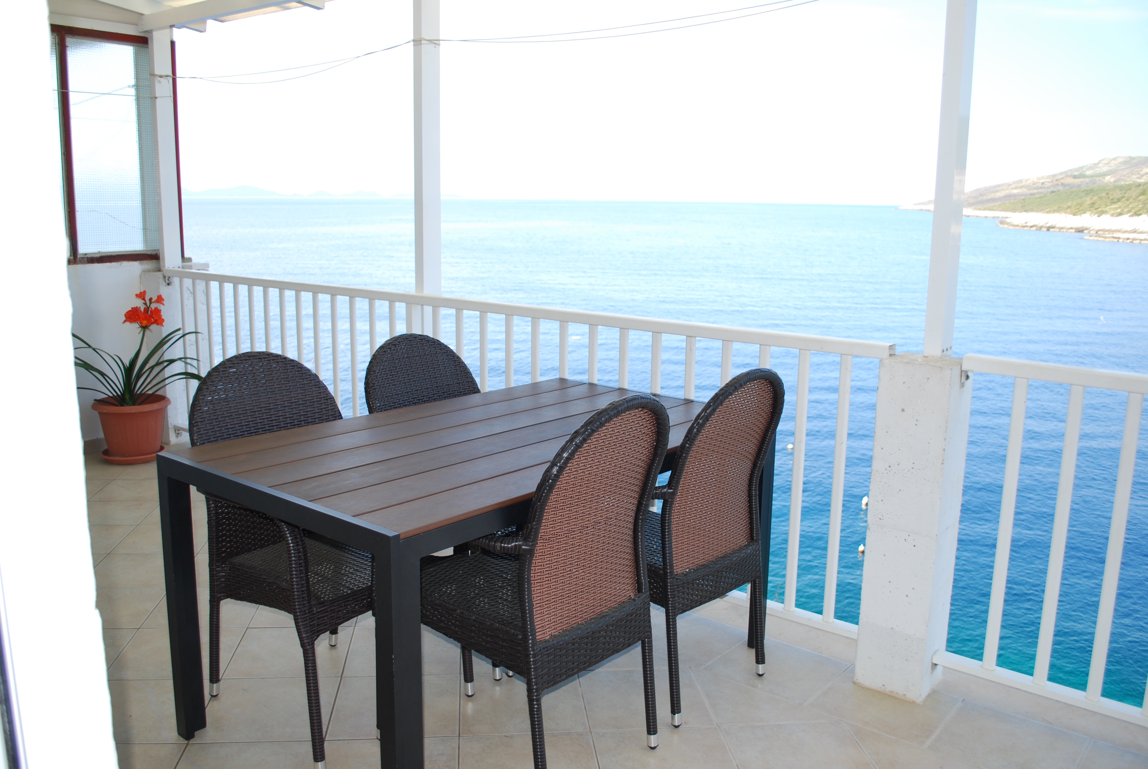 Three bedroom apartment near beach Zavalatica, Korčula  A-a