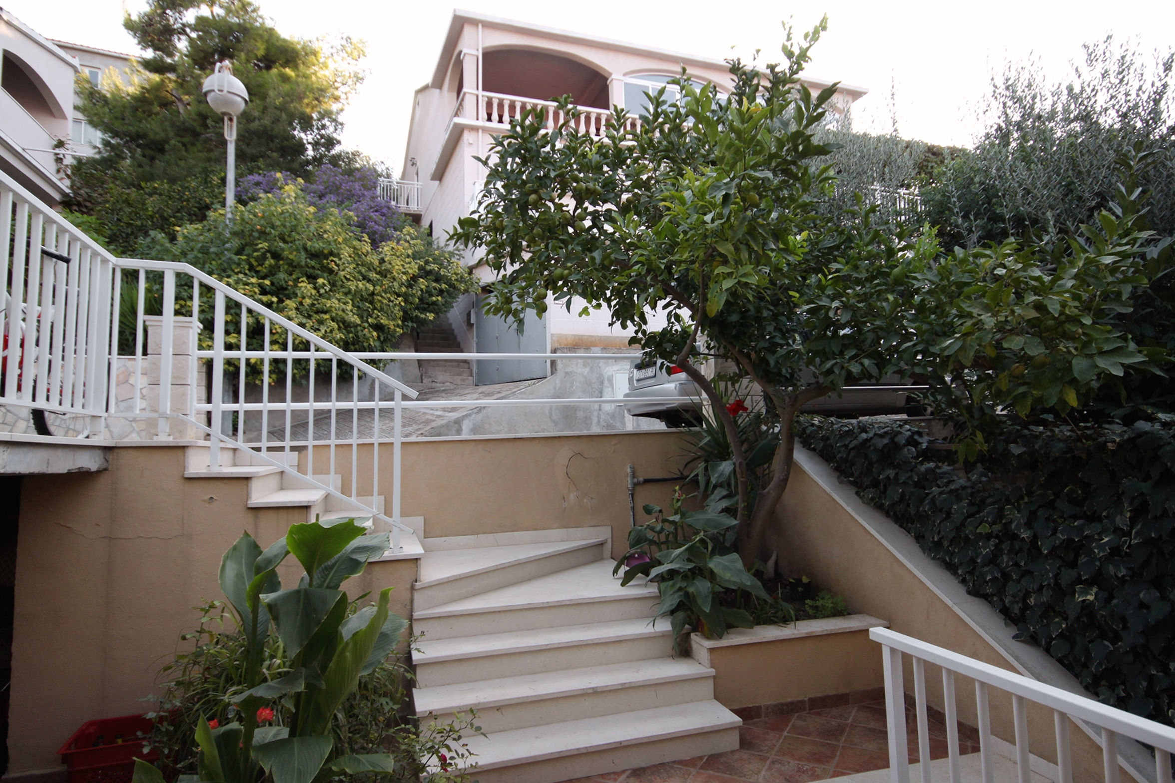 Three bedroom apartment near beach Zavalatica, Korčula  A-a