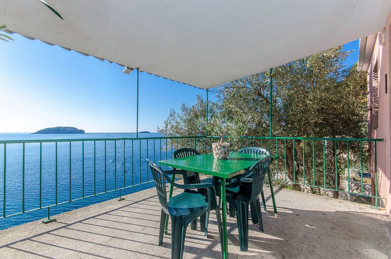 Three bedroom apartment near beach Prižba, Korčula  A-a