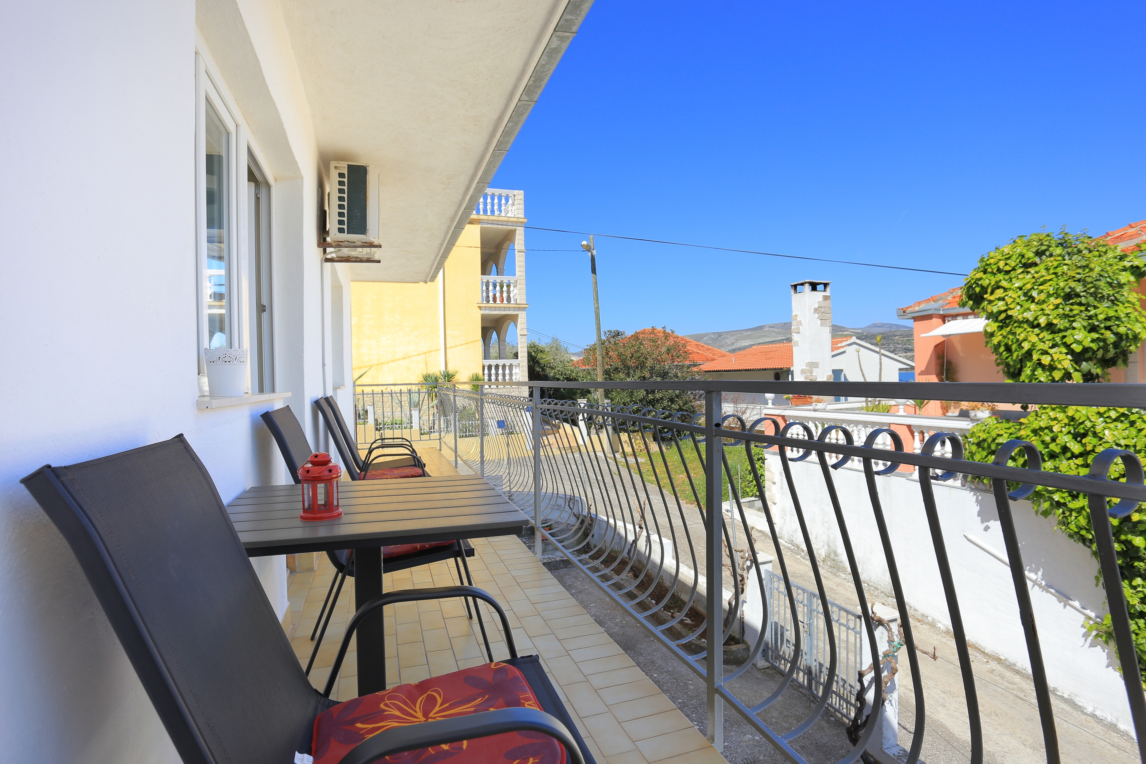 Three bedroom apartment with balcony and sea view Arbanija, Čiovo  A-a