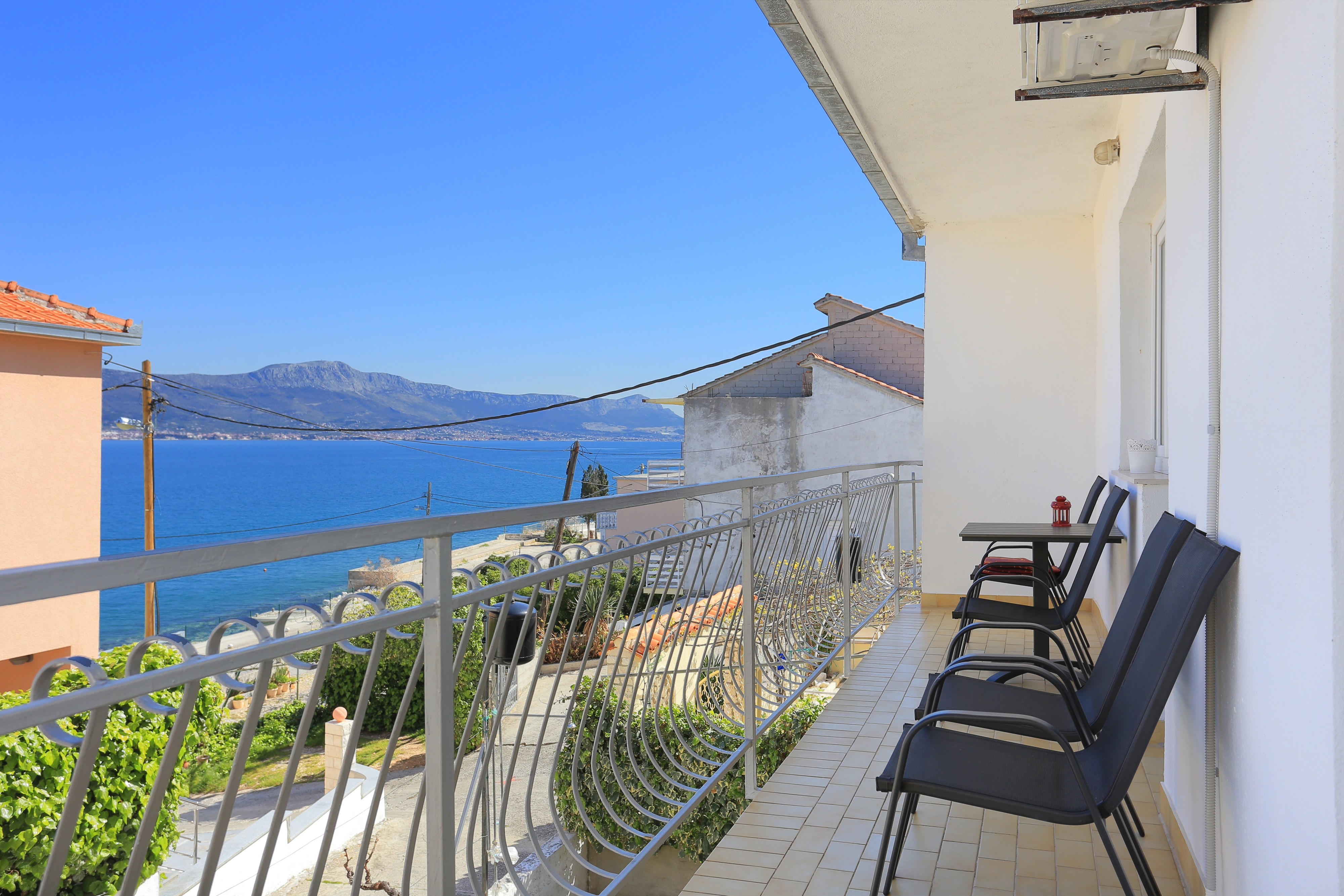 Three bedroom apartment with balcony and sea view Arbanija, Čiovo  A-a