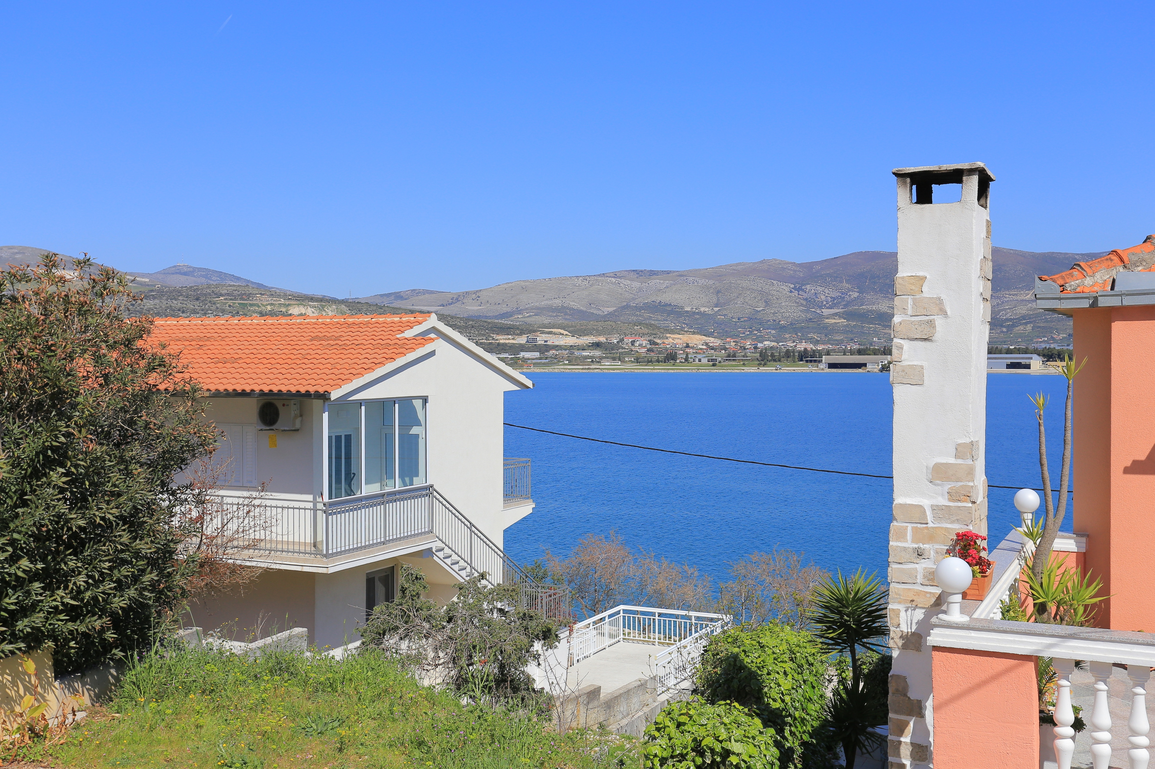 Three bedroom apartment with balcony and sea view Arbanija, Čiovo  A-a