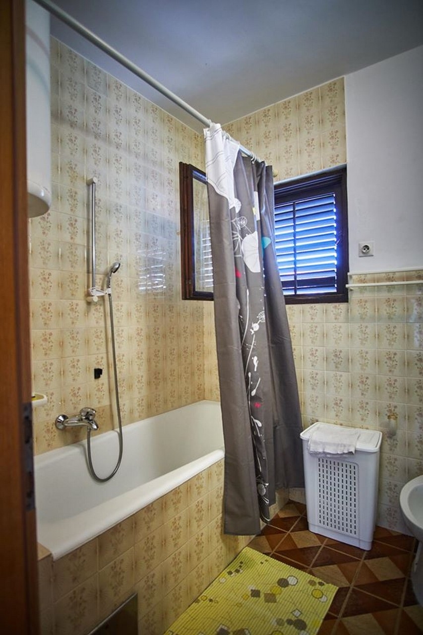 Four bedroom apartment with balcony and sea view Vinišće, Trogir  A-b