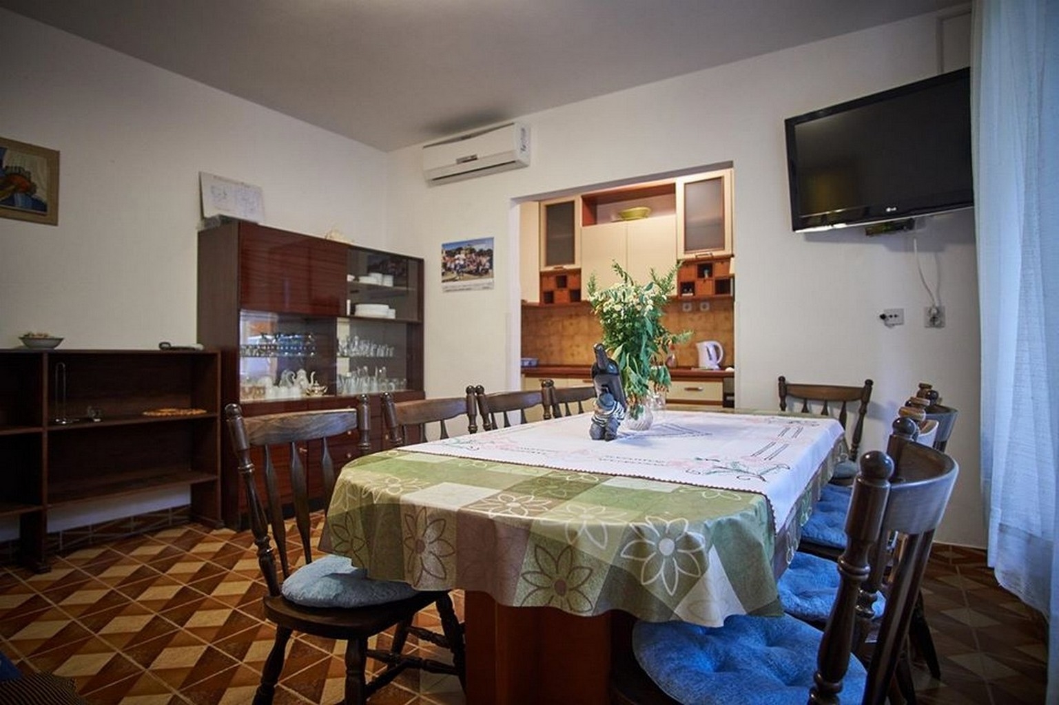 Four-bedroom apartment with balcony and sea view Vinišće, Trogir (A-18225-b) Four-bedroom apartment with balcony and sea view Vinišće, Trogir (A-18225-b)