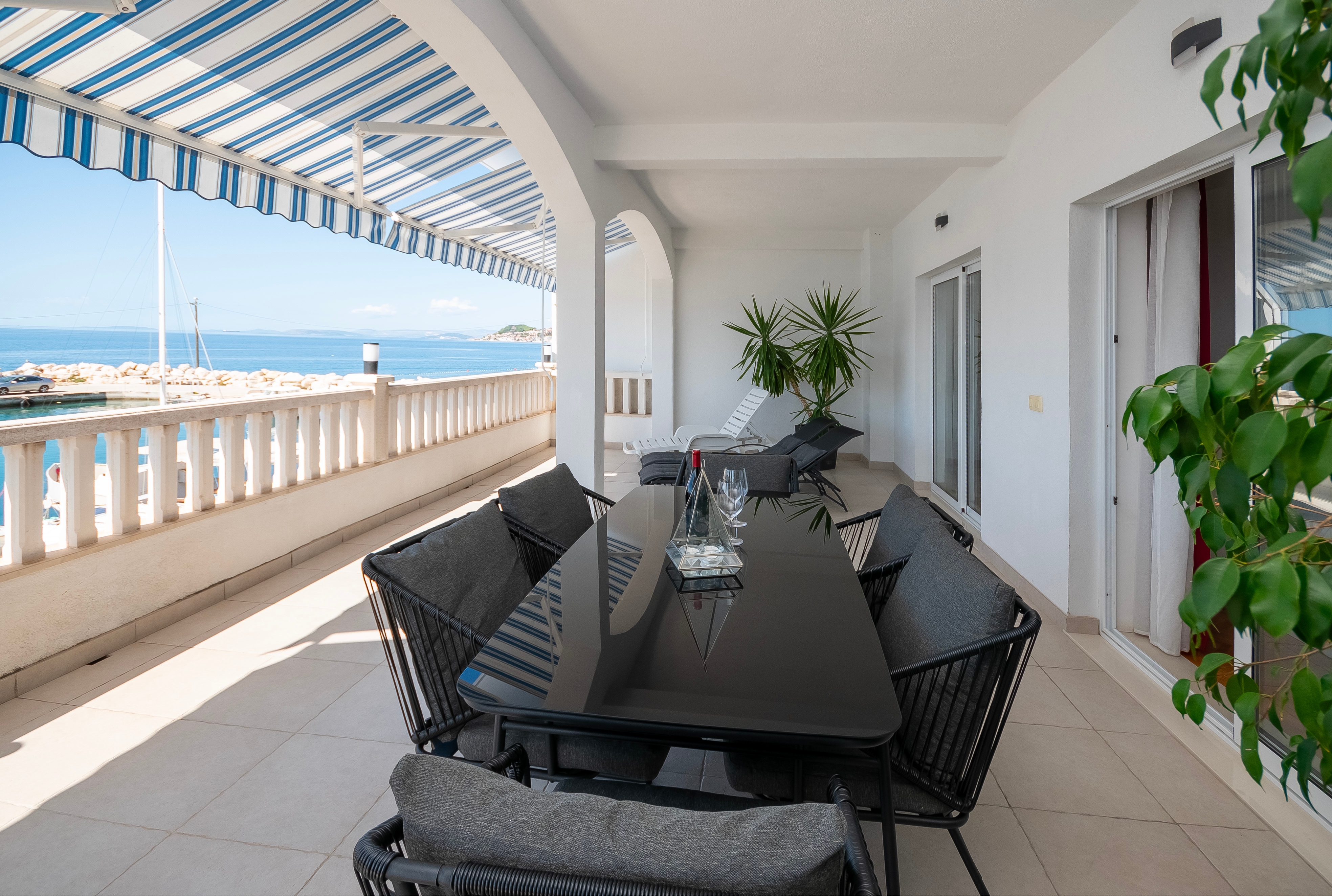 Three bedroom apartment near beach Sumpetar, Omiš (A-18286-a) Three bedroom apartment near beach Sumpetar, Omiš (A-18286-a)