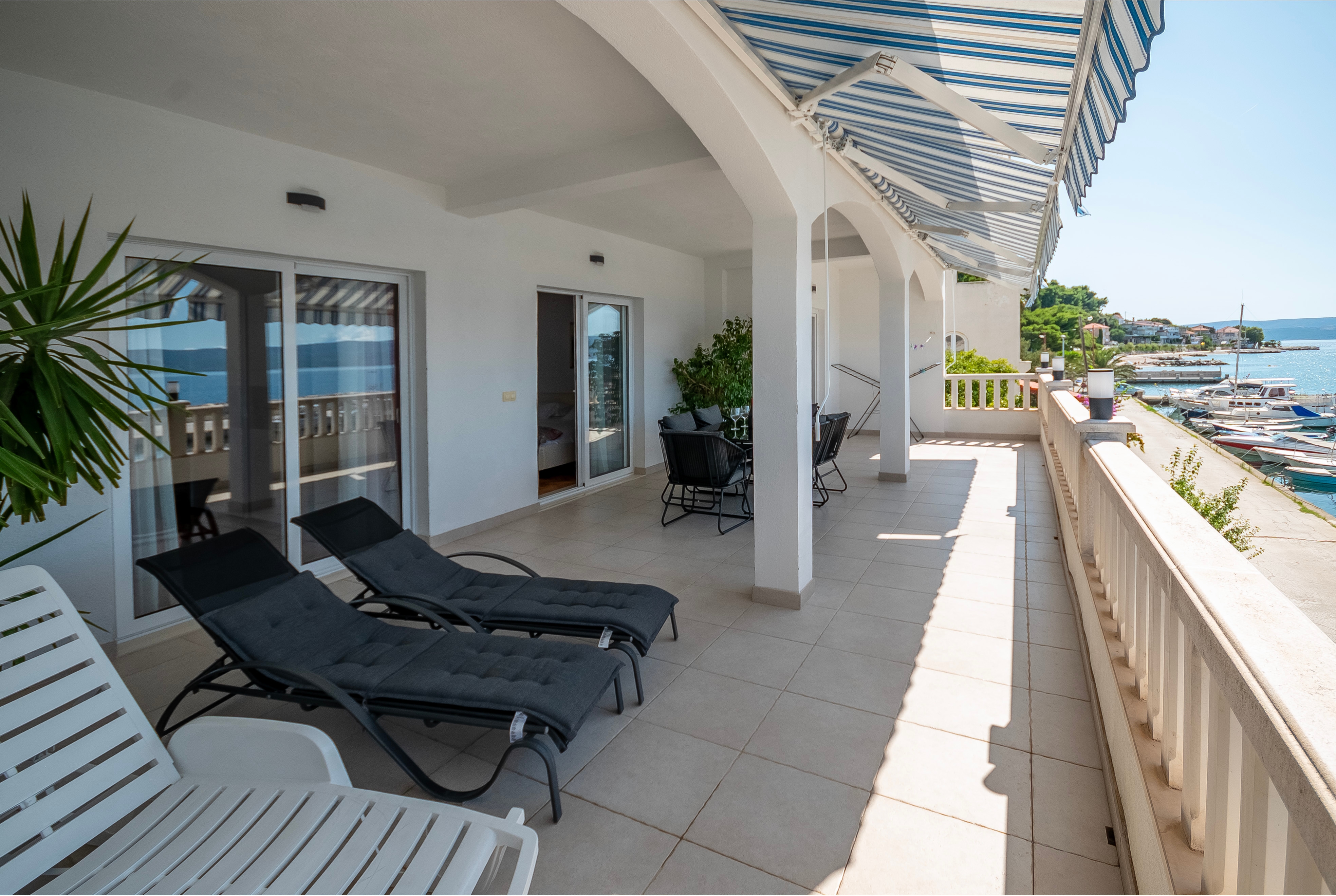 Three bedroom apartment near beach Sumpetar, Omiš  A-a