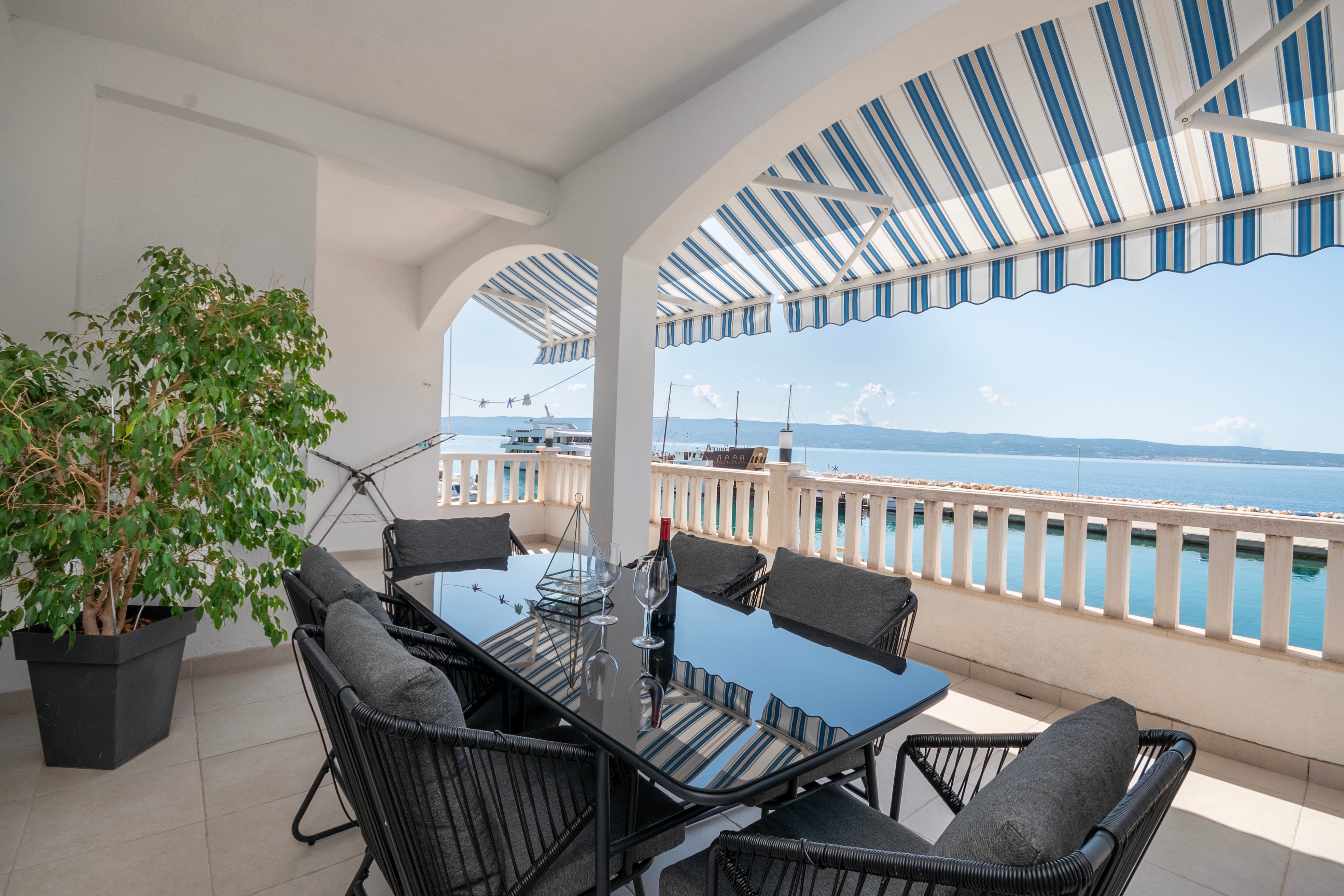 Three bedroom apartment near beach Sumpetar, Omiš  A-a