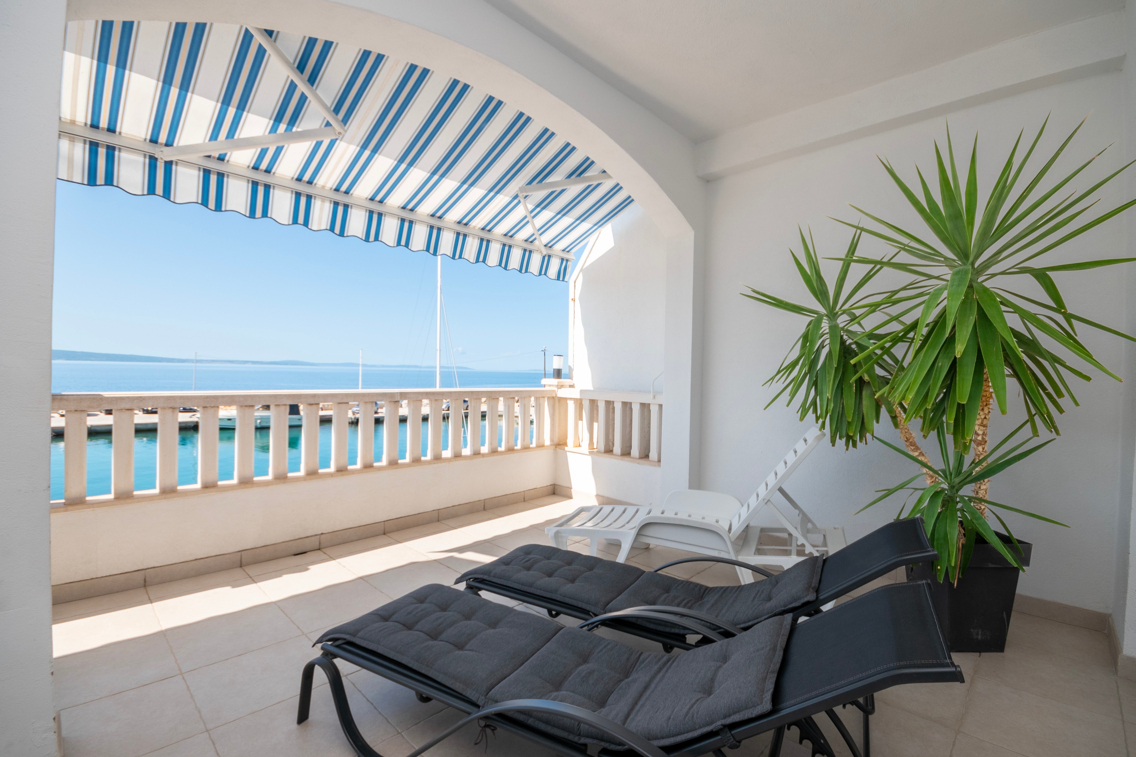 Three bedroom apartment near beach Sumpetar, Omiš  A-a