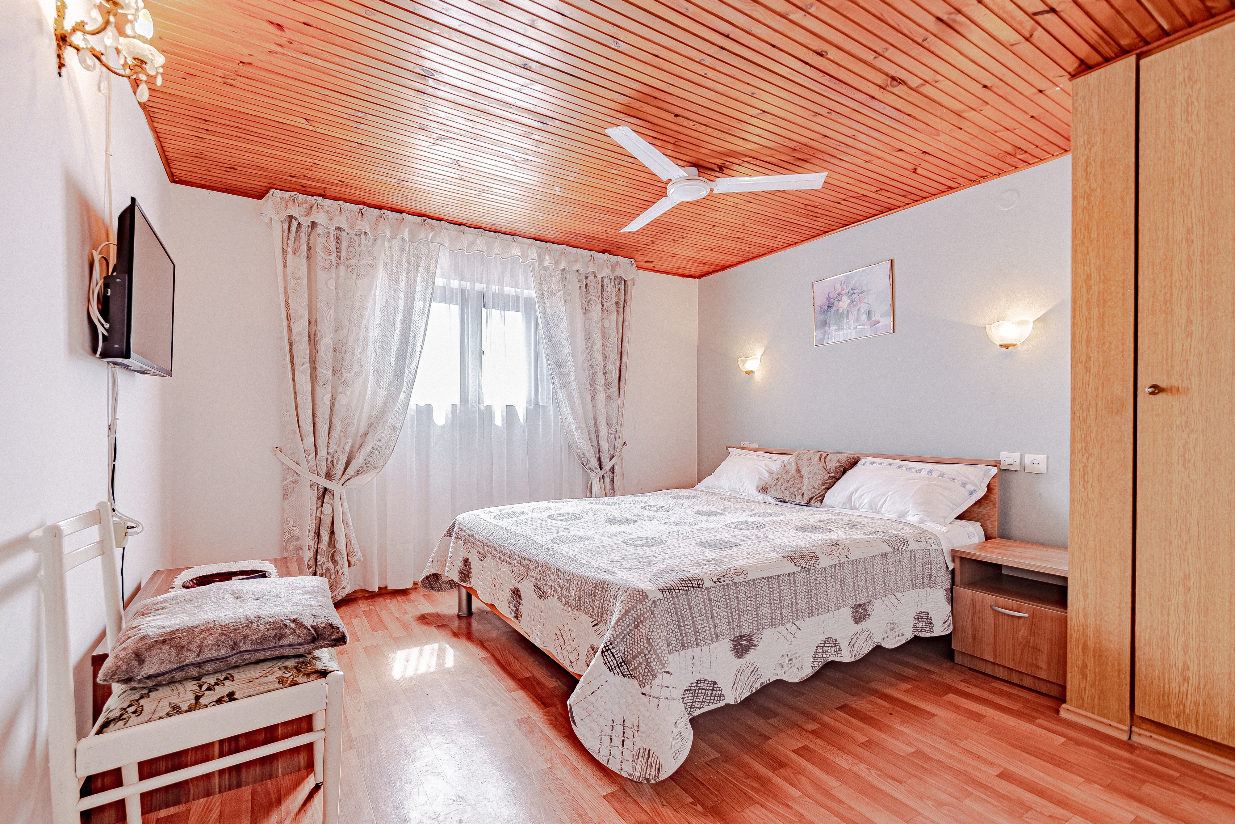 Two bedroom apartment near beach Zavalatica, Korčula  A-a