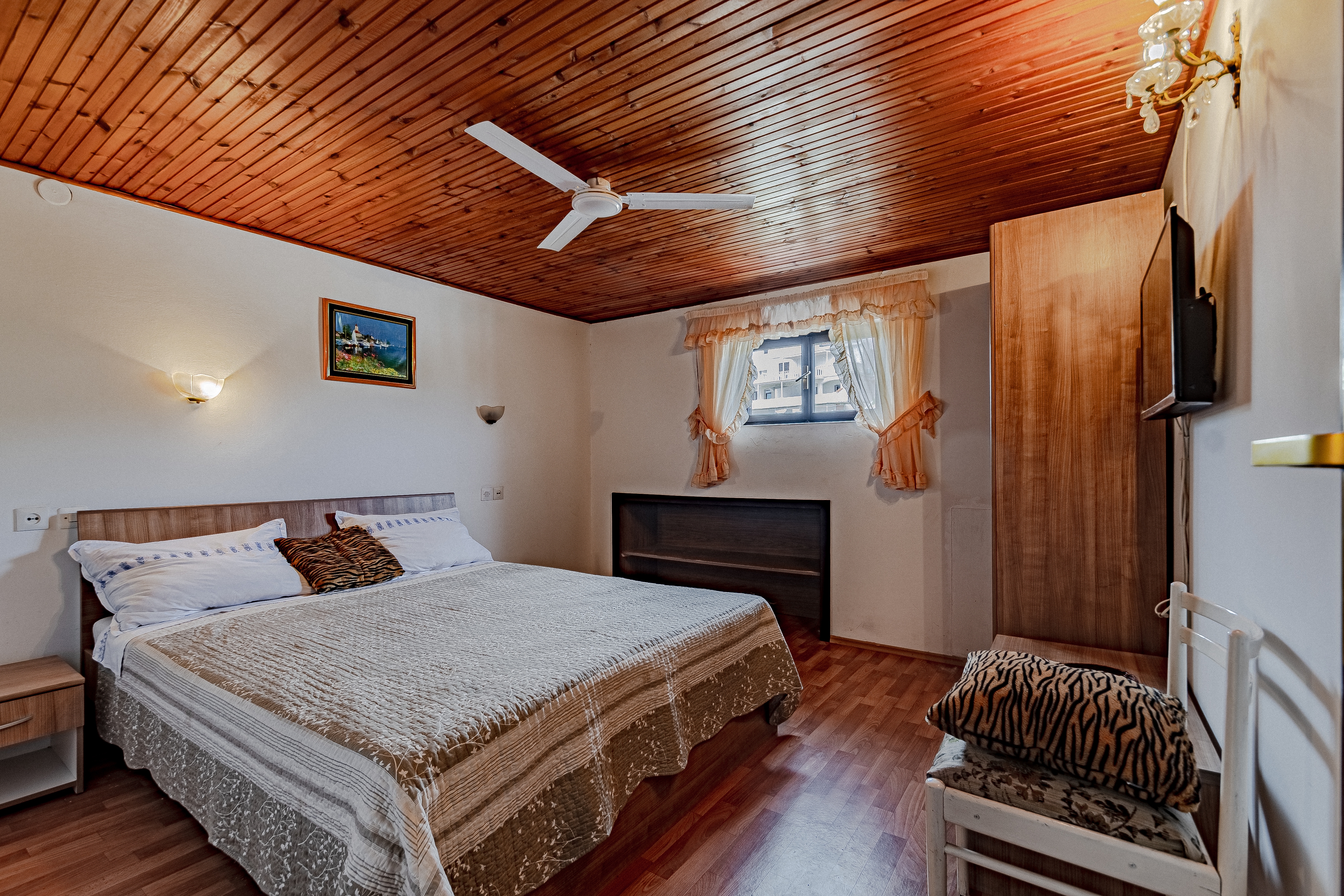 Two bedroom apartment near beach Zavalatica, Korčula  A-b