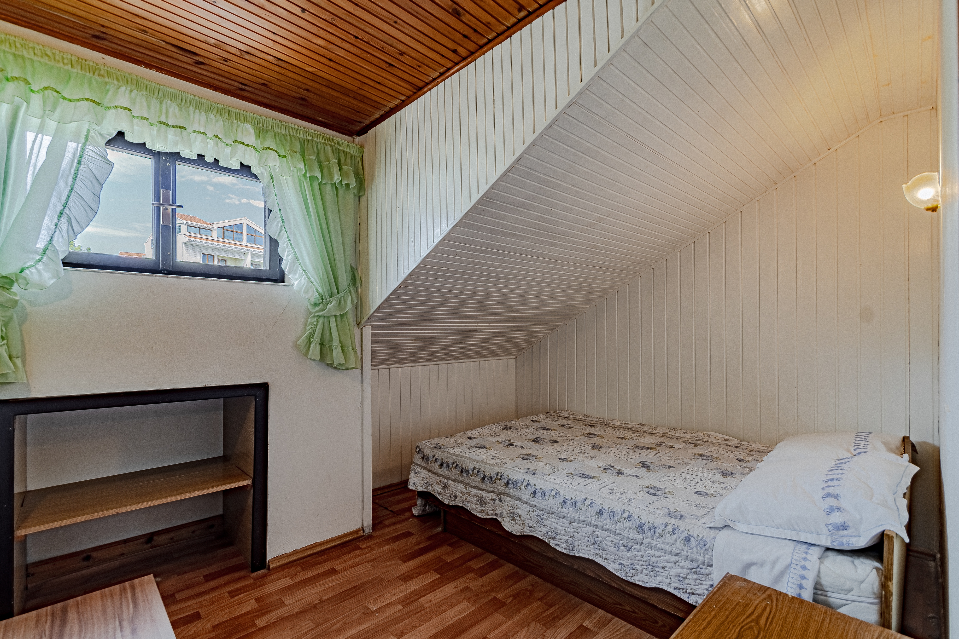 Two bedroom apartment near beach Zavalatica, Korčula  A-b