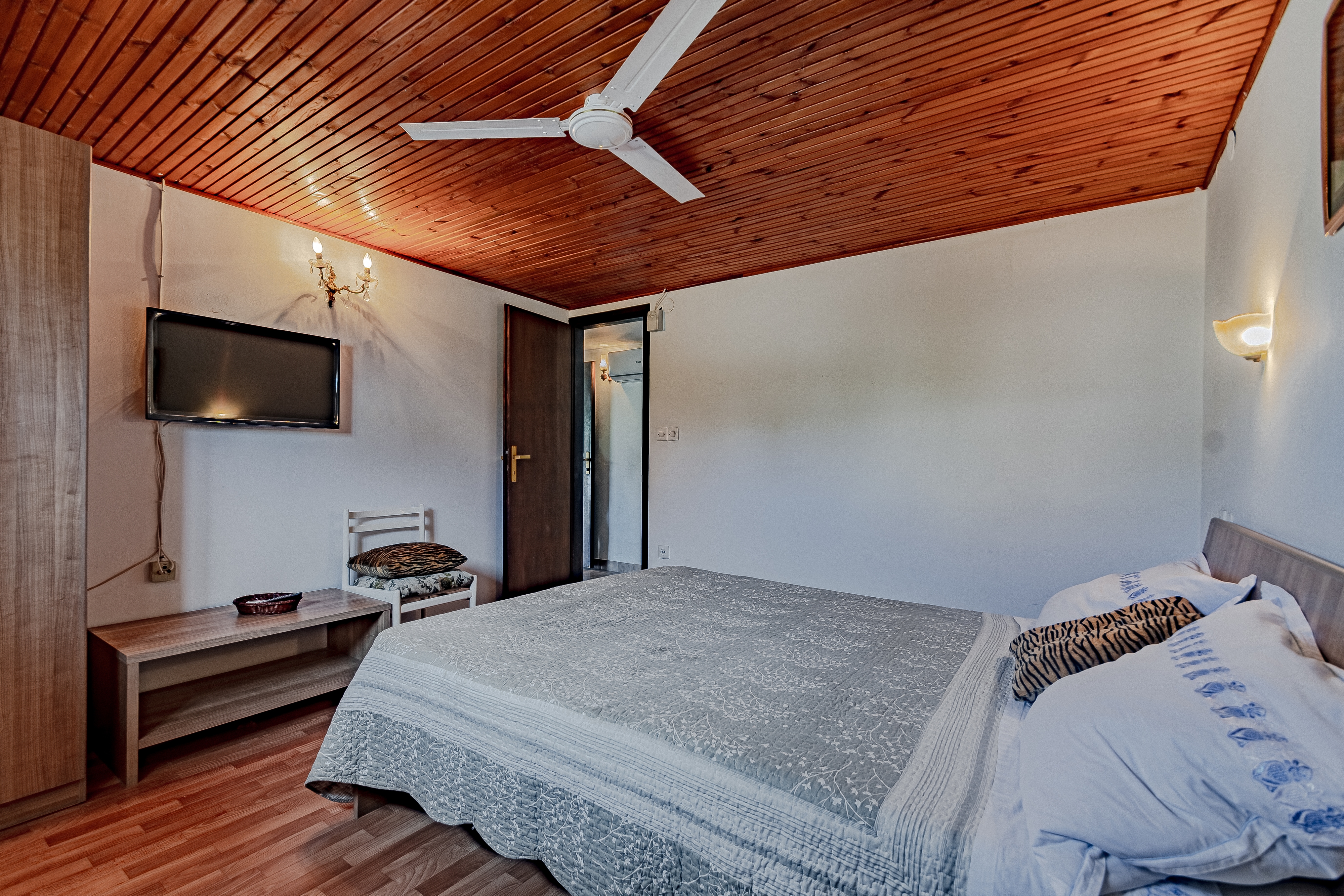 Two bedroom apartment near beach Zavalatica, Korčula  A-b