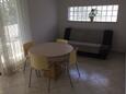 Novalja, Sala de estar in the apartment, air condition available y WiFi.