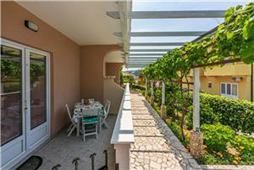 One bedroom apartment with terrace Lopar, Rab (A-18388-b)