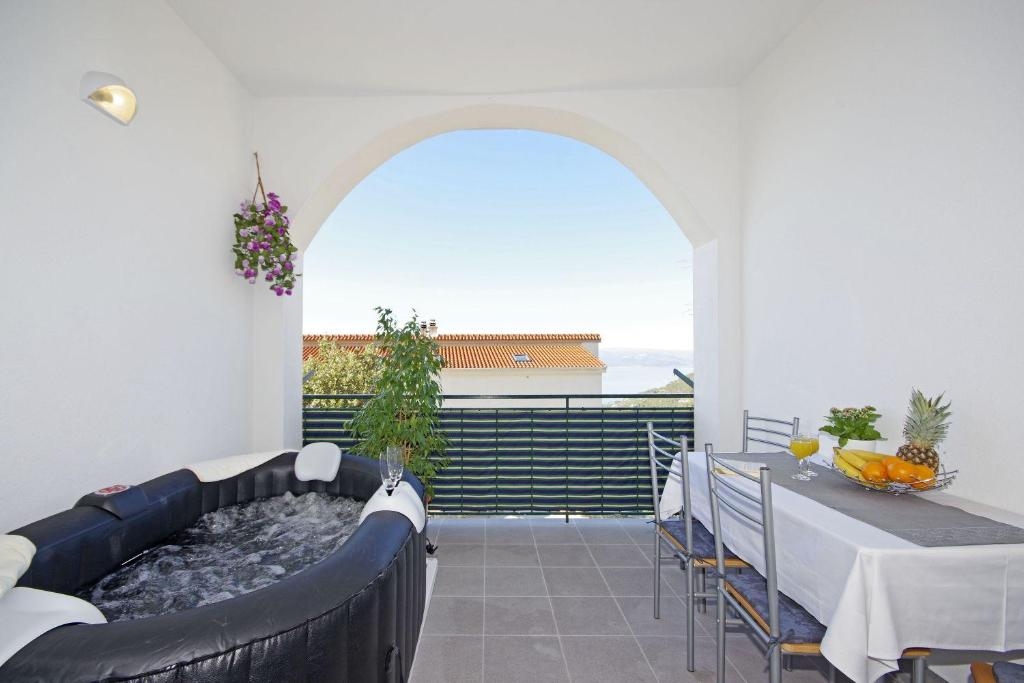 Three bedroom apartment with balcony and sea view Makarska  A-a