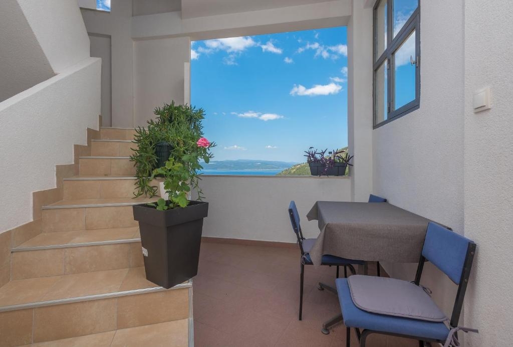 Three bedroom apartment with balcony and sea view Makarska  A-a