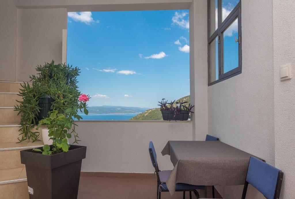 Three bedroom apartment with balcony and sea view Makarska  A-a