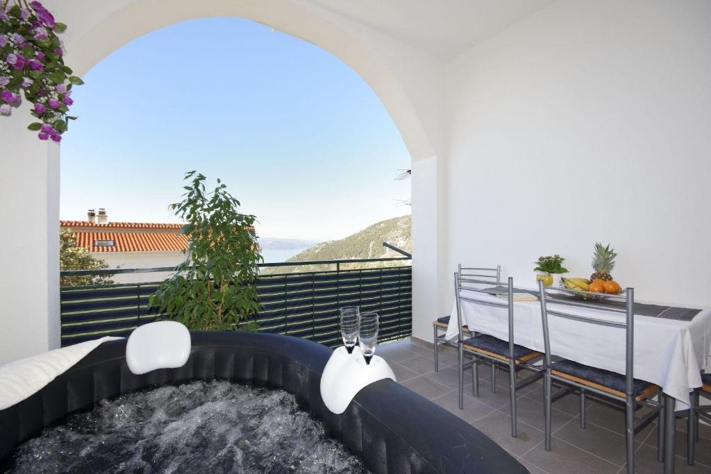 Three bedroom apartment with balcony and sea view Makarska  A-a