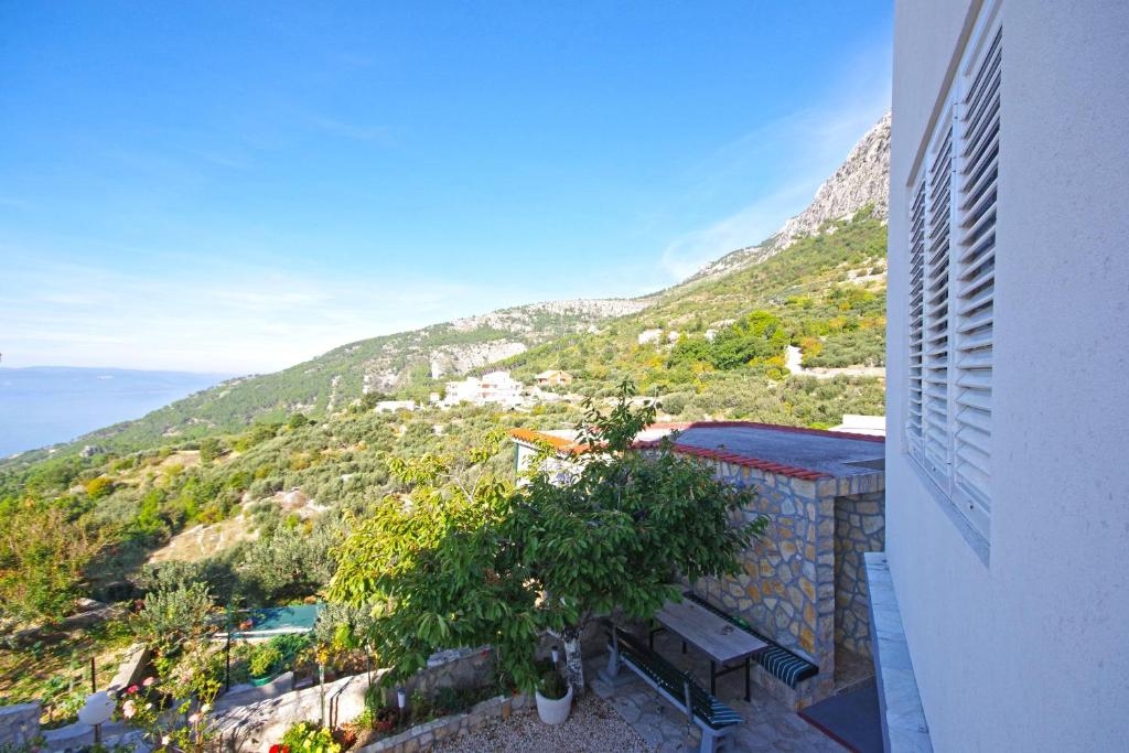 Three bedroom apartment with balcony and sea view Makarska  A-a