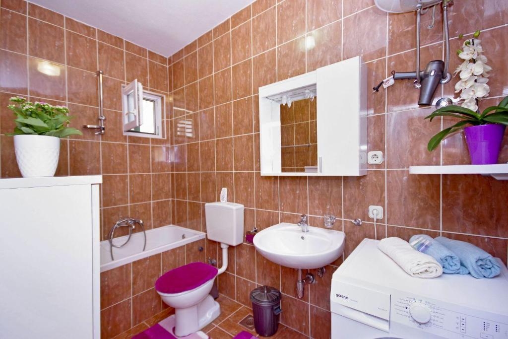 Three bedroom apartment with balcony and sea view Makarska  A-a