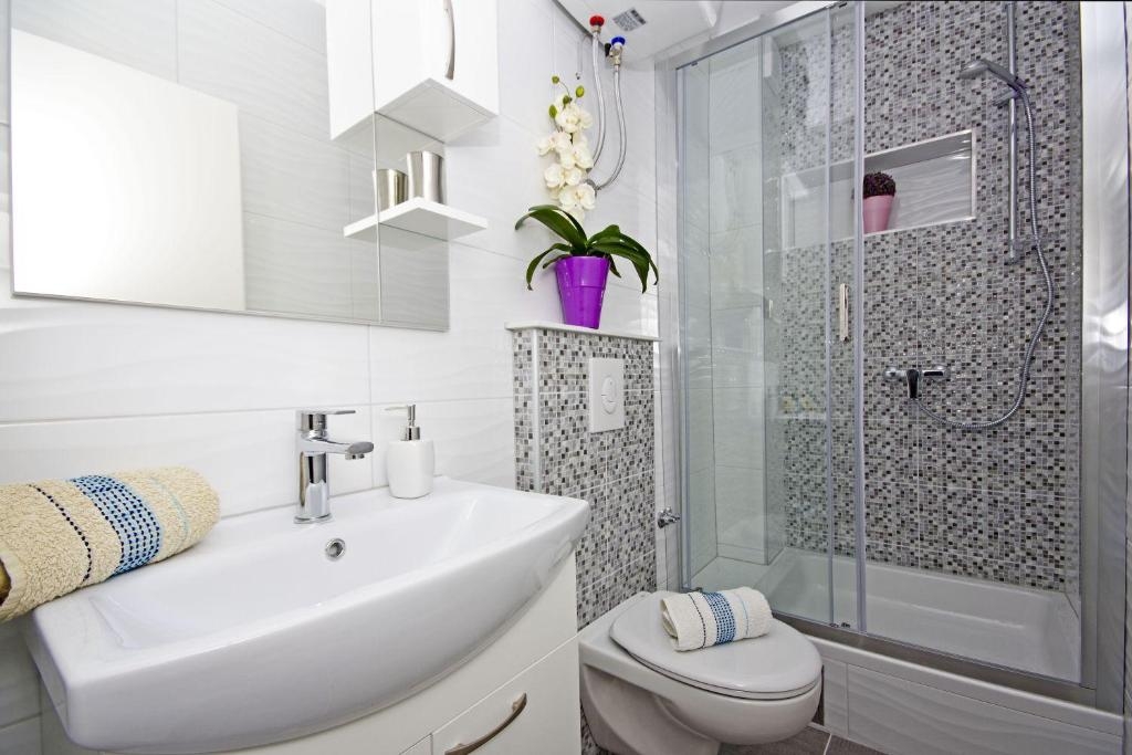 Three bedroom apartment with balcony and sea view Makarska  A-a