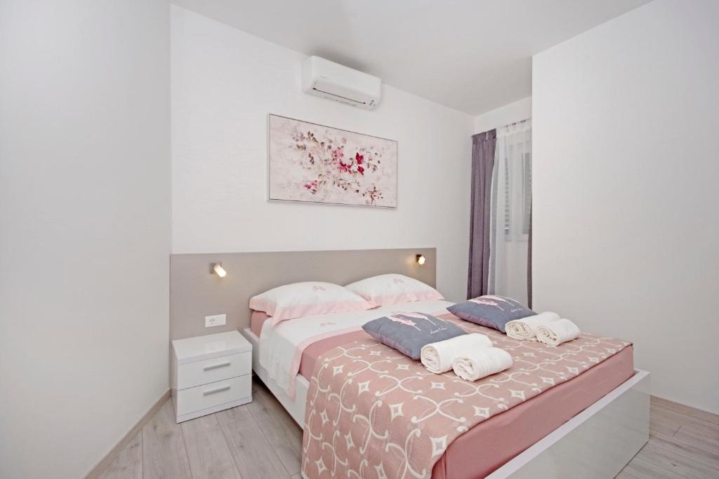Three bedroom apartment with balcony and sea view Makarska  A-a