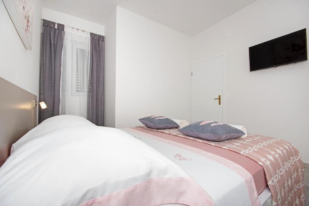 Three bedroom apartment with balcony and sea view Makarska  A-a