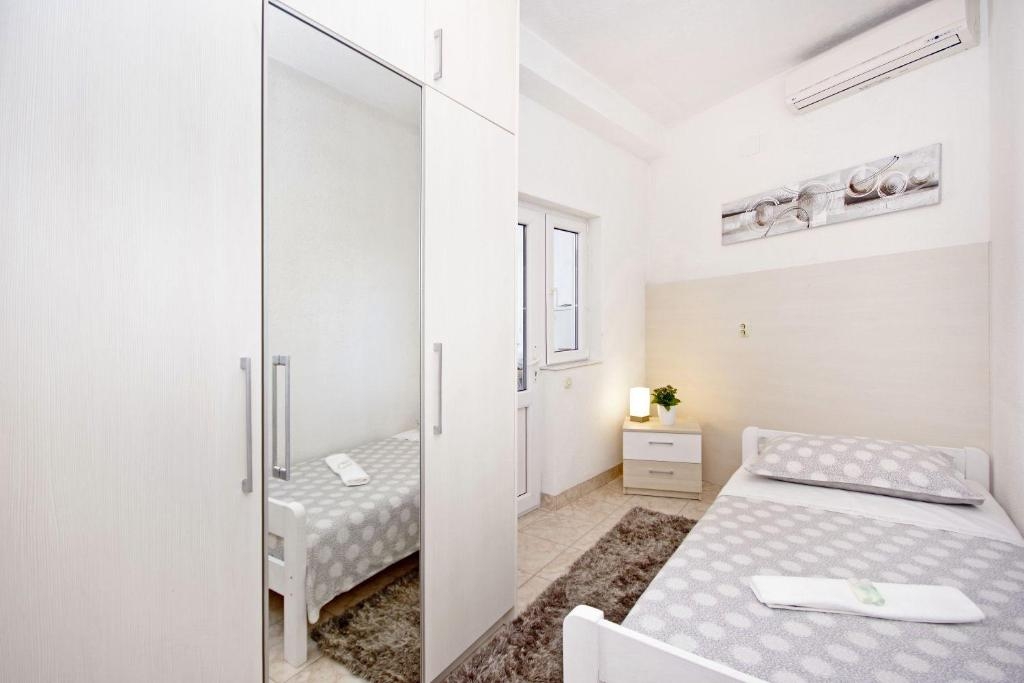 Three bedroom apartment with balcony and sea view Makarska  A-a