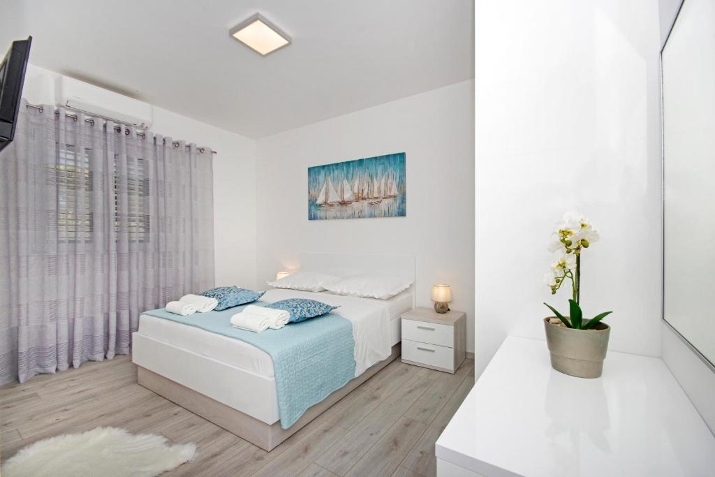 Three bedroom apartment with balcony and sea view Makarska  A-a