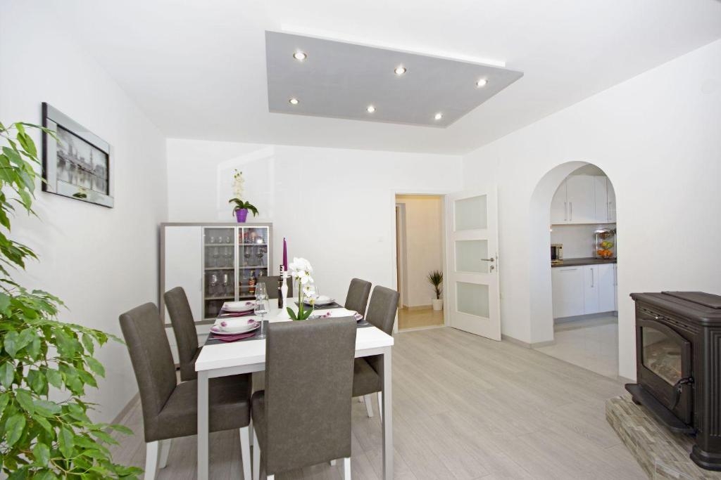 Three bedroom apartment with balcony and sea view Makarska  A-a