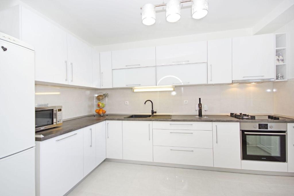 Three bedroom apartment with balcony and sea view Makarska  A-a