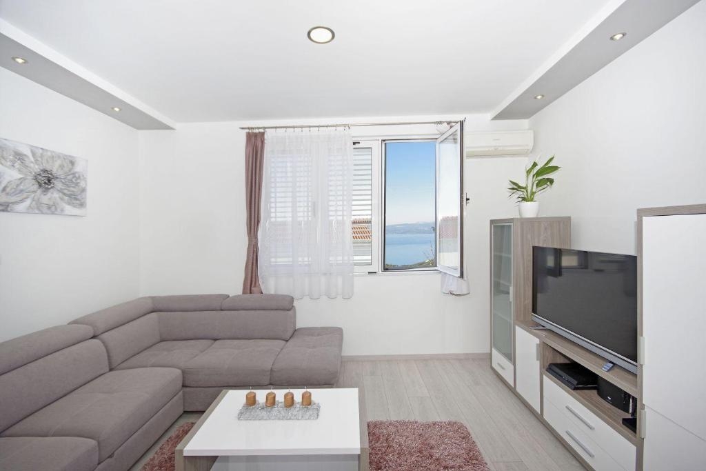 Three bedroom apartment with balcony and sea view Makarska  A-a
