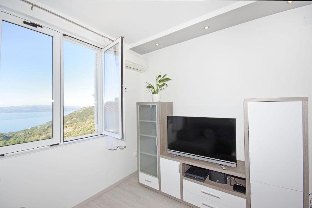 Three bedroom apartment with balcony and sea view Makarska  A-a
