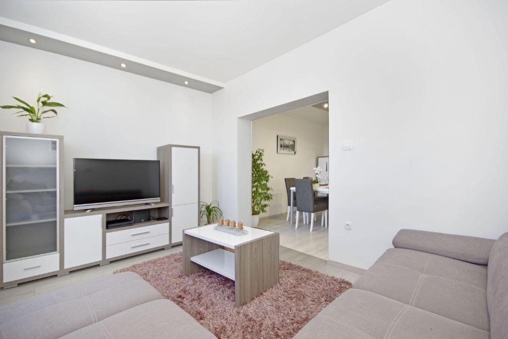 Three bedroom apartment with balcony and sea view Makarska  A-a