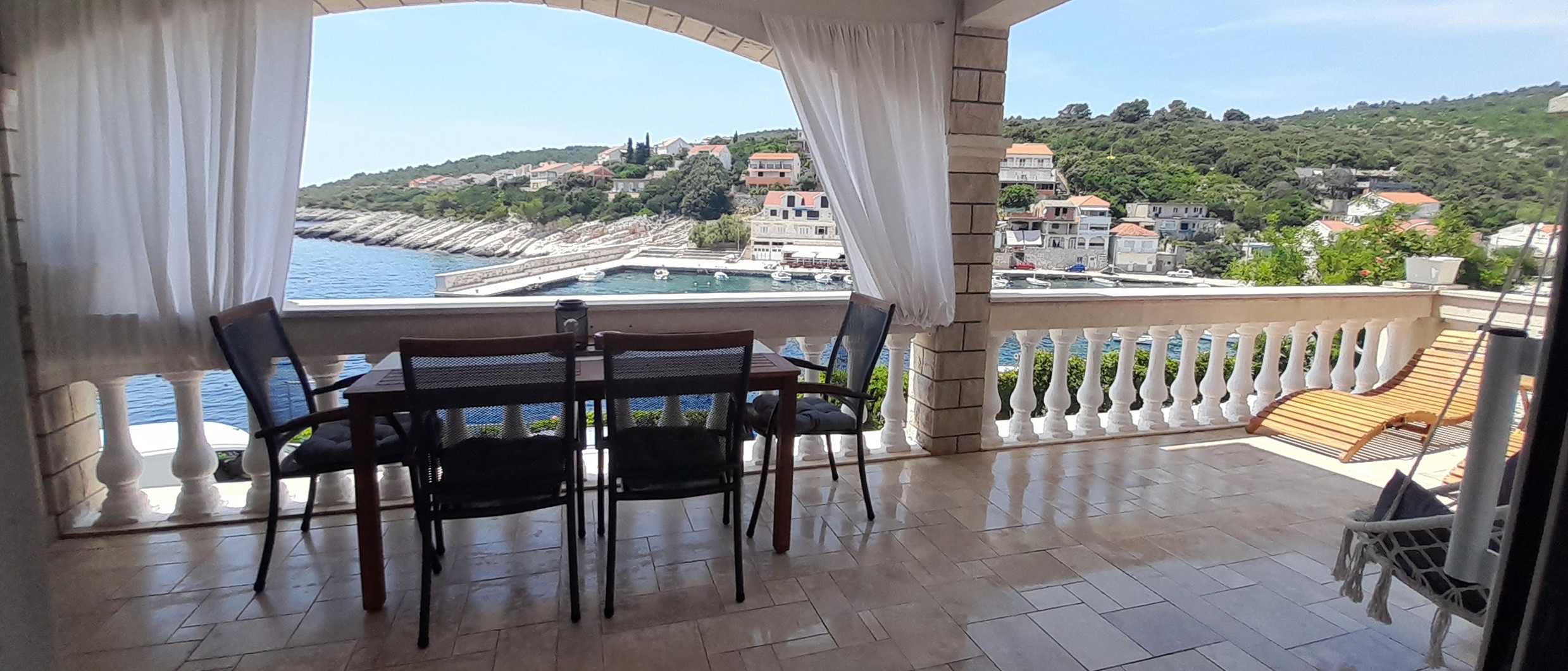 Two bedroom apartment near beach Zavalatica, Korčula  A-a
