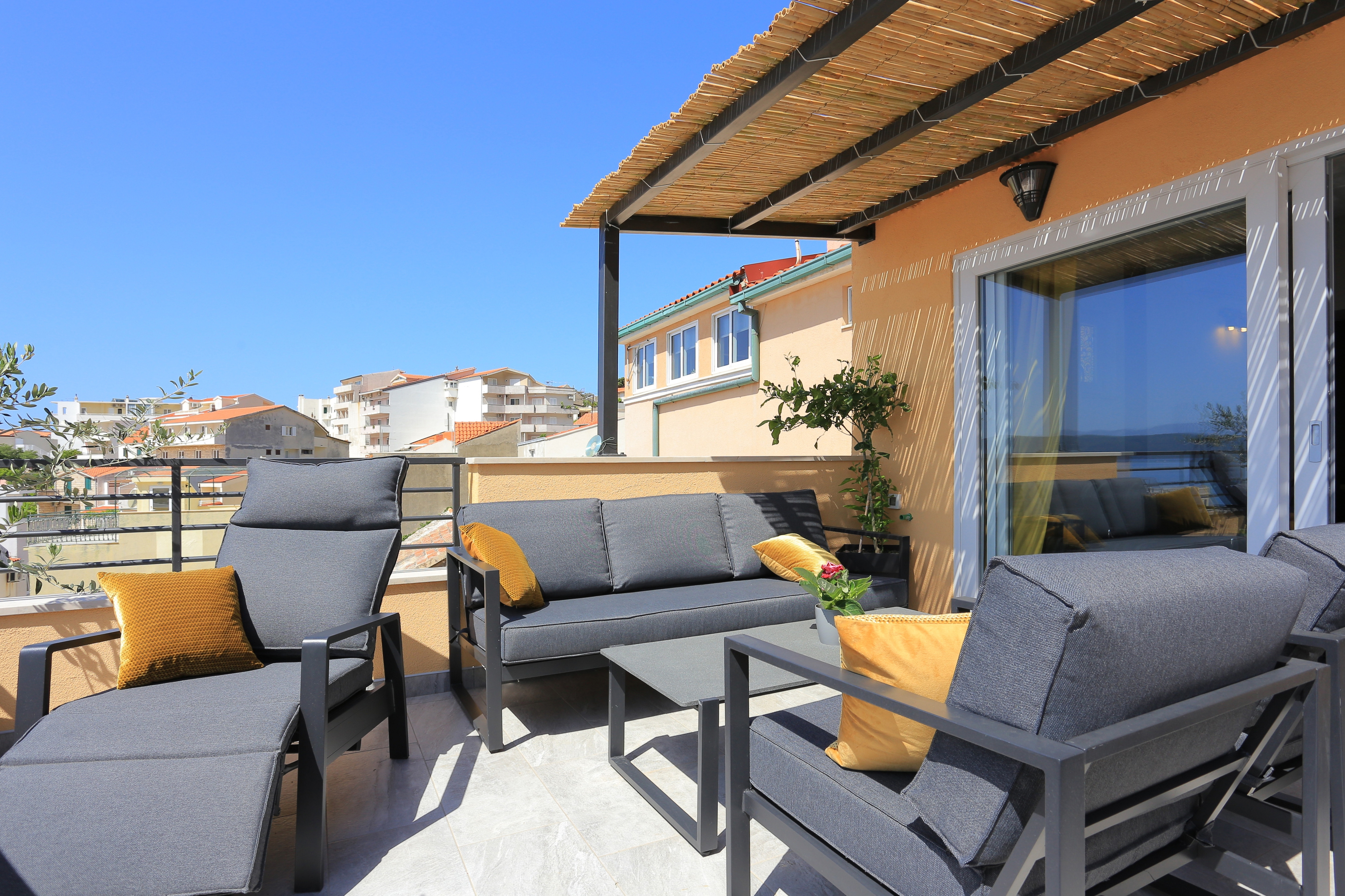 Three bedroom apartment near beach Igrane, Makarska  A-c