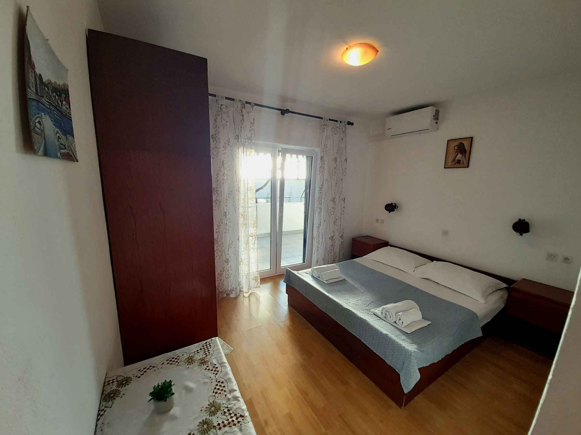 Two bedroom apartment with terrace Brela, Makarska  A-a