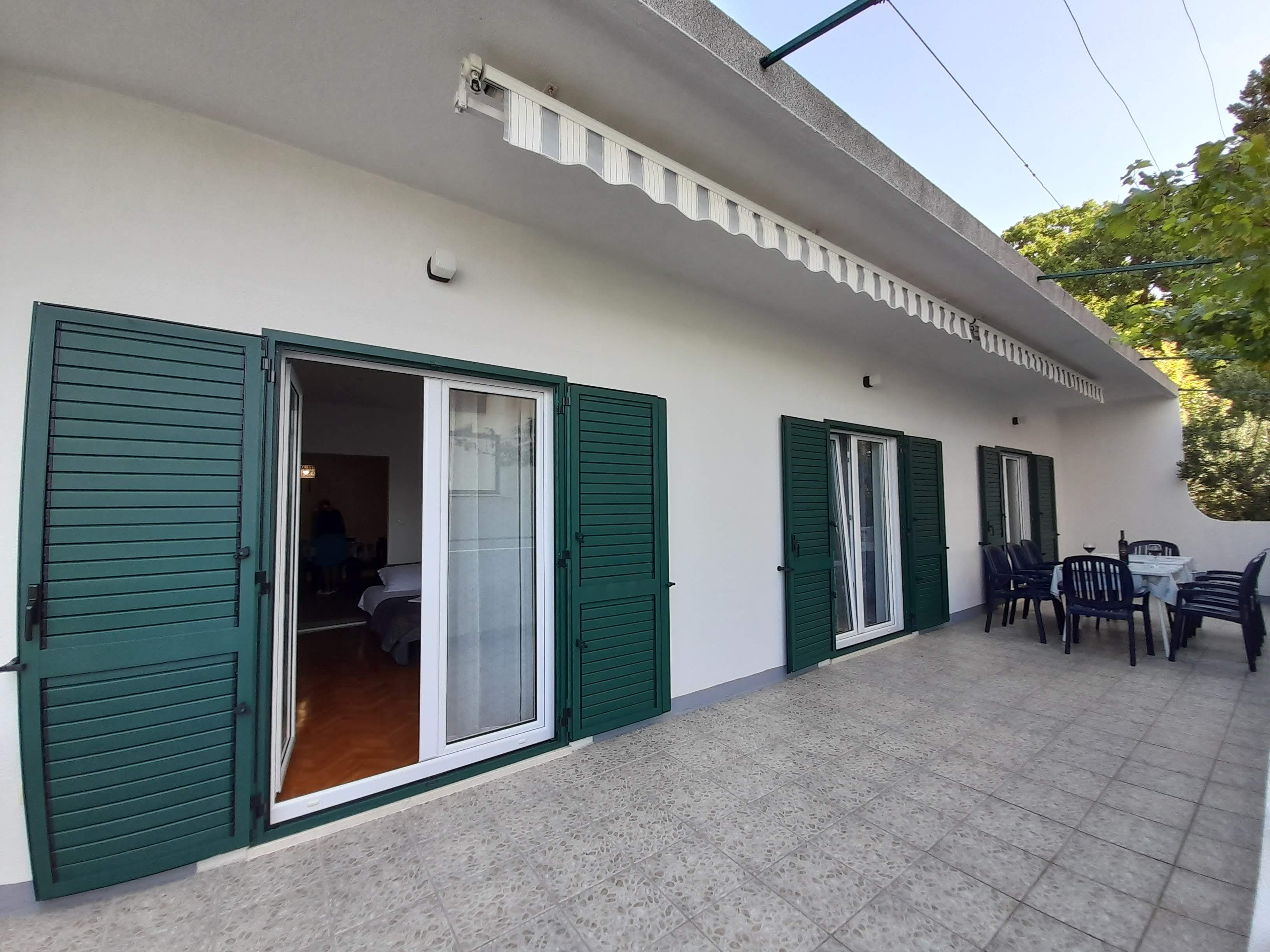 Two bedroom apartment with terrace Brela, Makarska  A-a