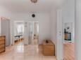 Molat, Chodba v ubytování typu apartment, domácí mazlíčci povoleni a WiFi.