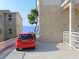 Mali Rat, Omiš, Parking lot 18485 - Apartments near sea with pebble beach.