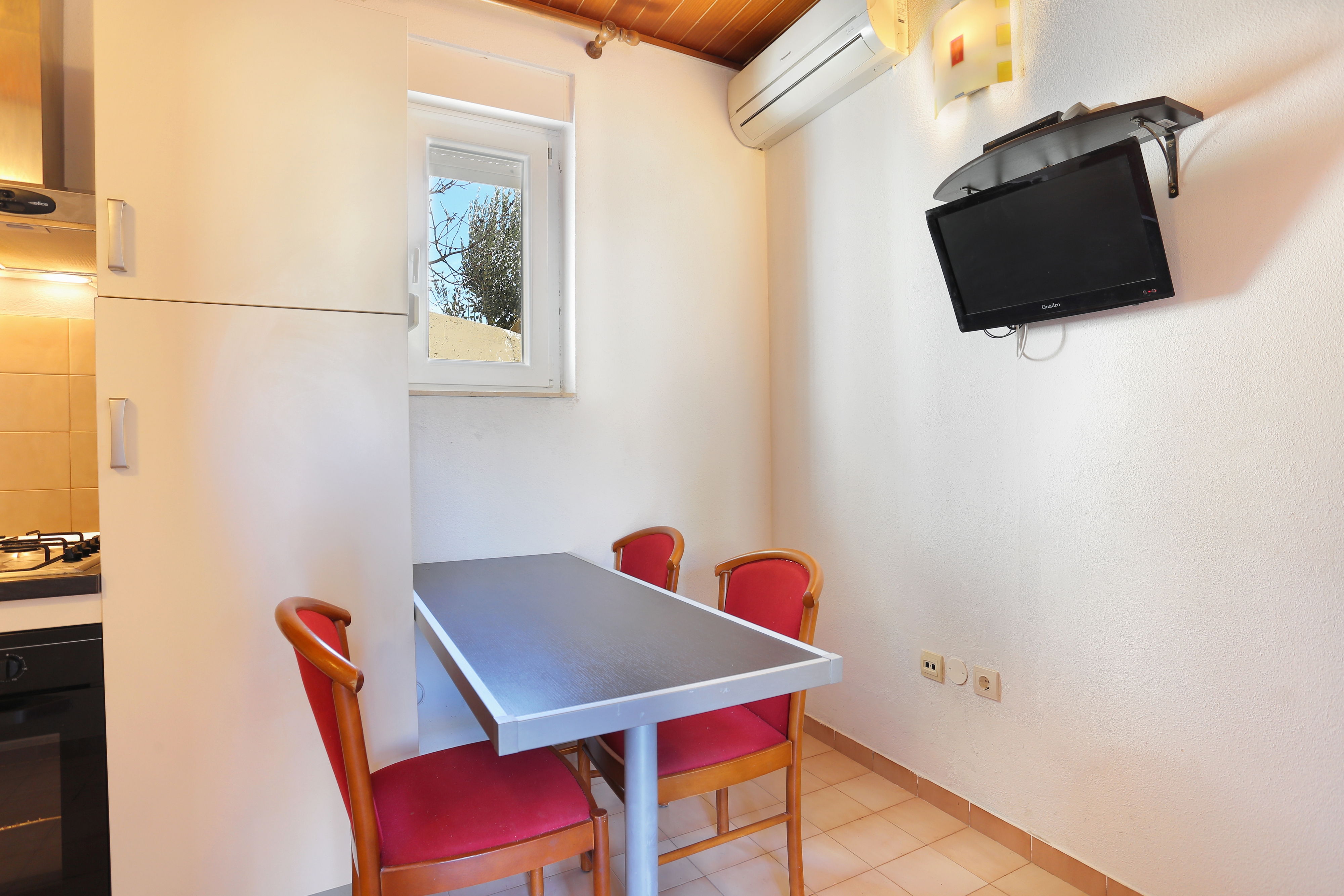 Two bedroom apartment with balcony Brela, Makarska (A-18495-c)