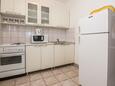 Vir, Kuchyně v ubytování typu apartment.