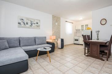 Vir, Obývací pokoj v ubytování typu apartment, s klimatizací.