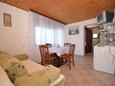 Obývací pokoj Vir, Obývací pokoj v ubytování typu apartment, s klimatizací.