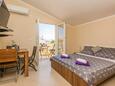 Obývací pokoj Vir, Obývací pokoj v ubytování typu studio-apartment, s klimatizací a WiFi.